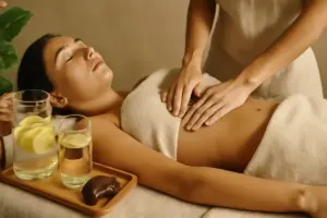 Depurare il corpo attraverso il massaggio: il rituale olistico che sostiene fegato e reni